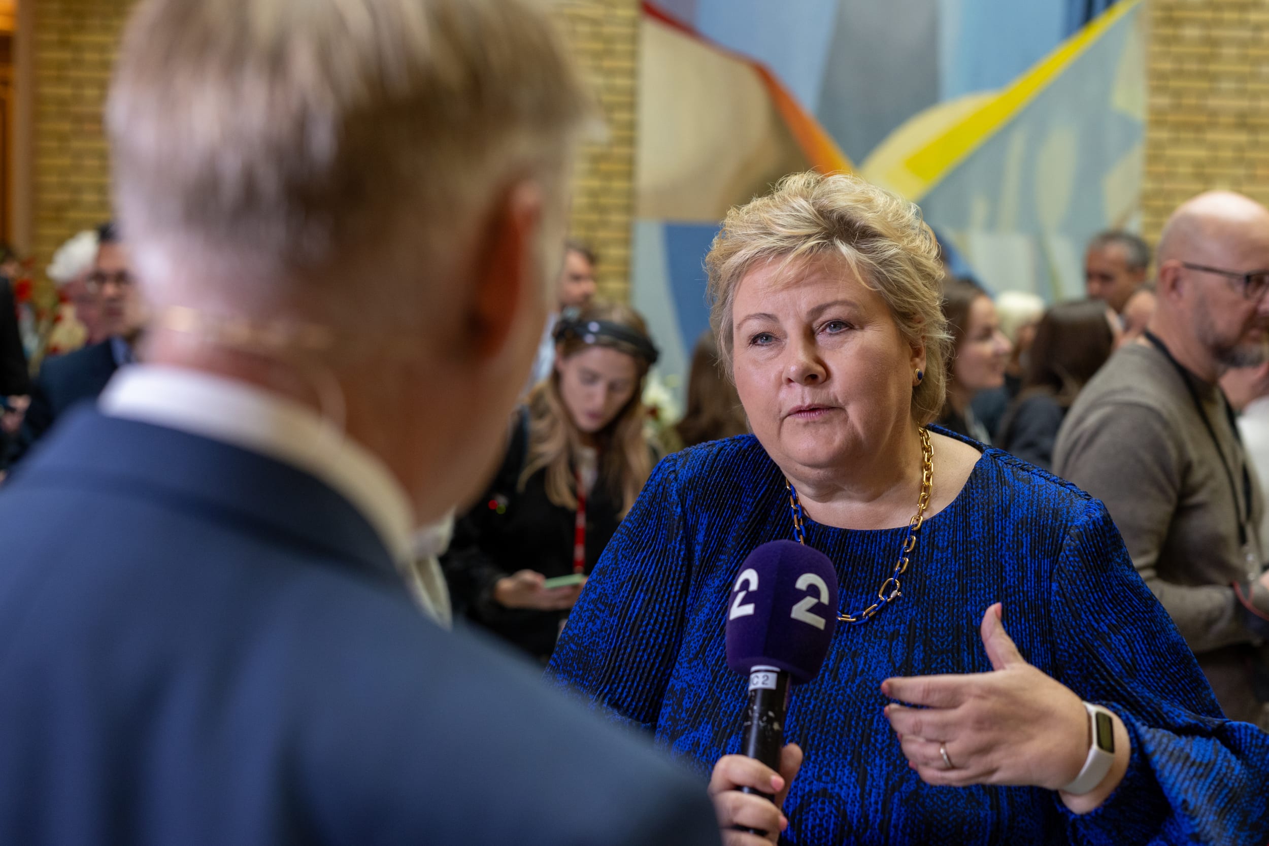 Erna Solberg i vandrehallen på Stortinget